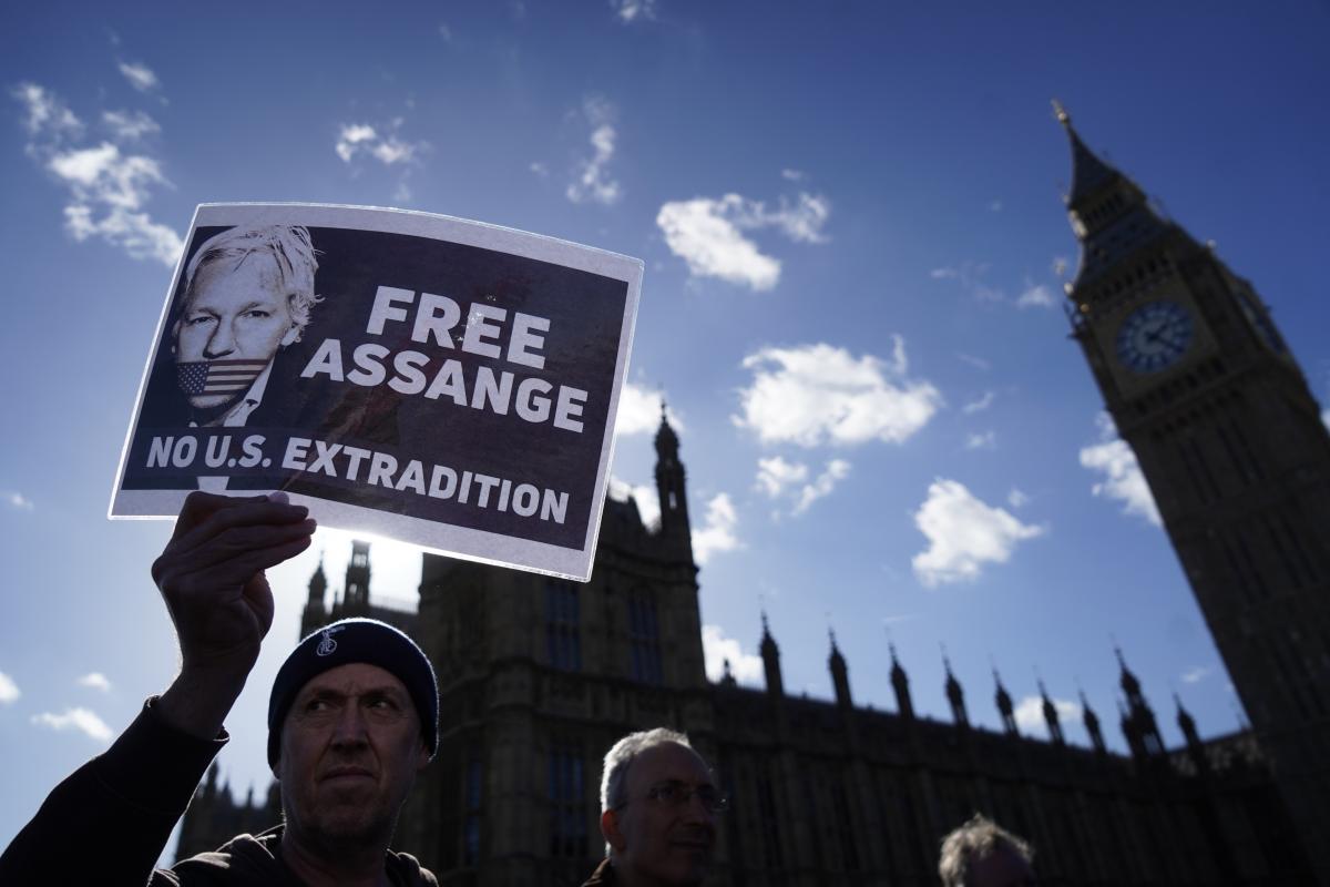 Un partidario del fundador de WikiLeaks, Julian Assange, sostiene una pancarta frente a las Casas del Parlamento, en Londres, el 8 de octubre de 2022, durante una manifestacin para protestar contra la detencin de Assange. Crdito: Niklas Halle'n / AFP