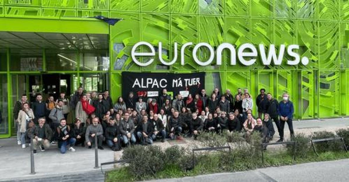 Parte de la plantilla de Euronews. / SNRT CGT Audiovisuel. The last strike action by Euronews workers, pictured outside its Lyon HQ in March.