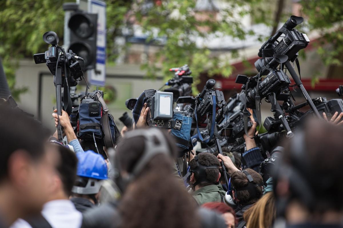 Cmaras de televisin y periodistas en la cobertura de una informacin. / Pixabay