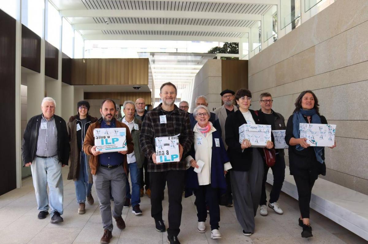 Momento de la entrega de las firmas recogidas para promover la ILP 'Liberemos a Galega'. / M. M.
