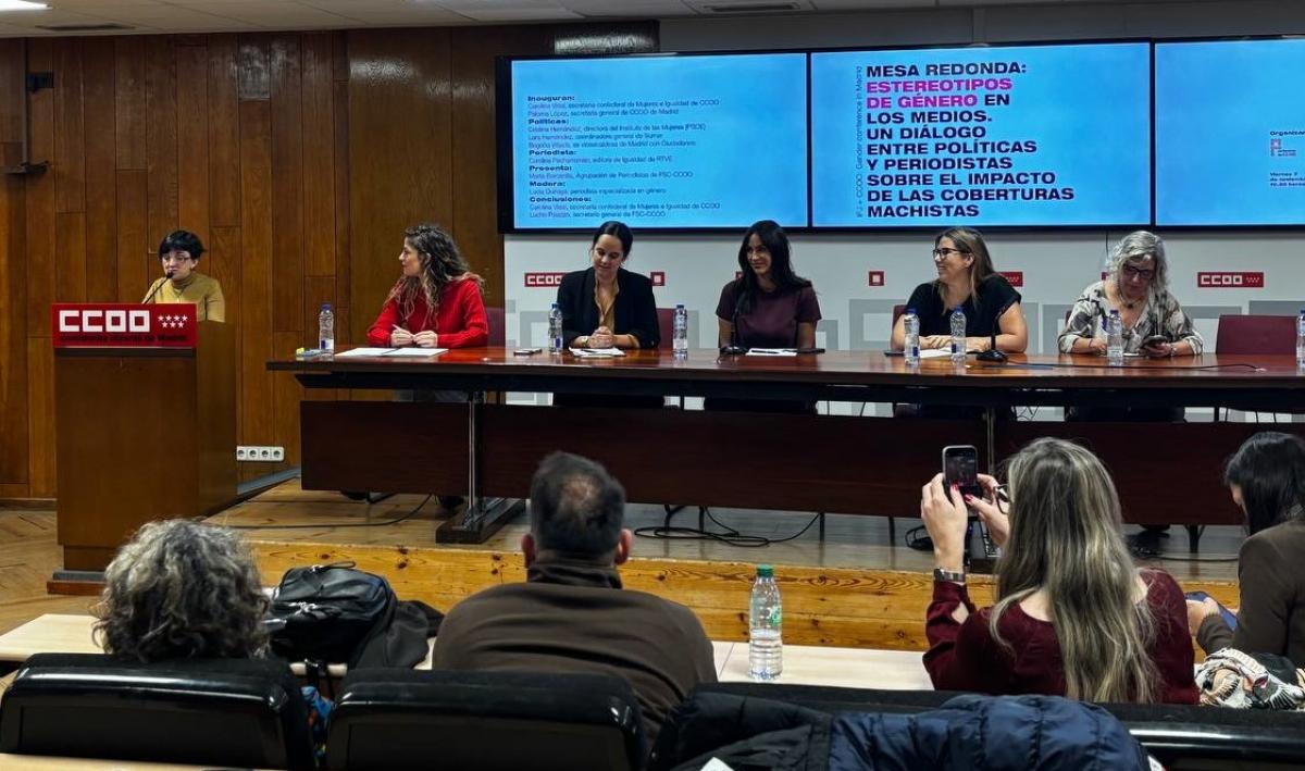 Mesa redonda sobre estereotipos de género en los medios.